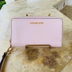 Michael Kors Multifunctional Phone Wallet pink leather